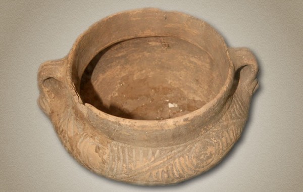 Chican pot with incised decoration and anthropomorphic bilateral handles
